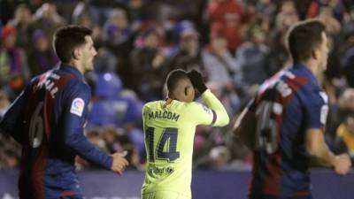 GRAF6976. VALENCIA, 10/01/2019. El delantero brasileño del FC Barcelona, Malcom Filipe (c), se lamenta de una ocasión fallada durante el partido de ida de octavos de final de la Copa del Rey que disputan esta noche frente al Levante en el Estadio Ciutat de València. EFE/Manuel Bruque.