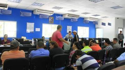 Usuarios realizan trámites en la Enee de La Puerta. Fotos: Cristina Santos y Yoseph Amaya