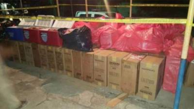 La Policía decomisó 76 cajas de cigarrillos.