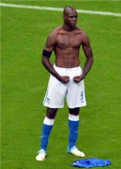 Mario Balotelli es un jugador muy excéntrico. Una de sus tantas lujosas locuras fue que, esta imagen suya celebrando un gol con Italia ante Alemania que quedó para la historia, contrató al artista y escultor Livio Scarpella para que le hiciera esta figura del instante en plata y bronce. No se sabe cuánto le habrá costado el capricho, pero sin duda no fue nada barato.