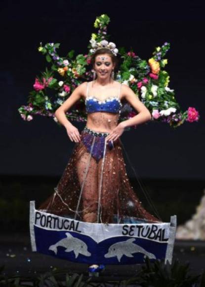 Filipa Barroso, Miss Portugal 2018 walks on stage during the 2018 Miss Universe national costume presentation in Chonburi province on December 10, 2018. (Photo by Lillian SUWANRUMPHA / AFP)