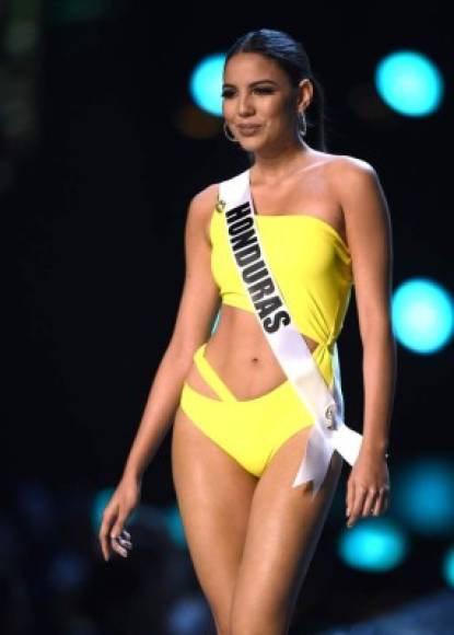 Miss Honduras Vanessa Villars también lució su figura en un traje de baño que dejaba ver partes de su abdomen.