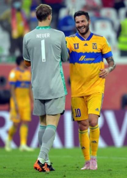 André-Pierre Gignac y Manuel Neuer se abrazan antes del final del primer tiempo tras una acción entre ambos.