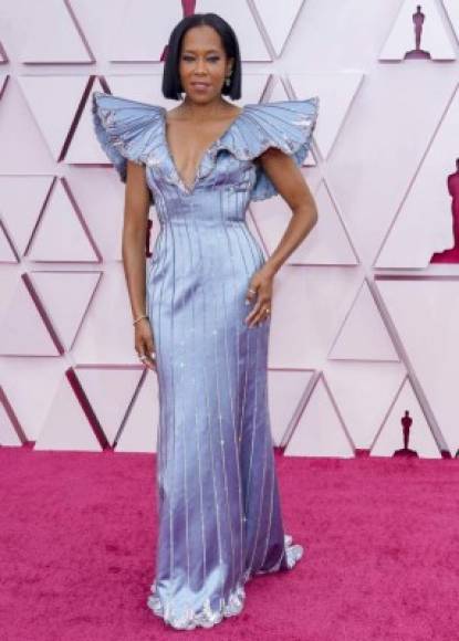 Regina King con un elegante Louis Vuitton celeste adornado con 4.000 piedras de cristal y 62.000 lentejuelas, un vestido para el que se emplearon 140 horas de trabajo.<br/>