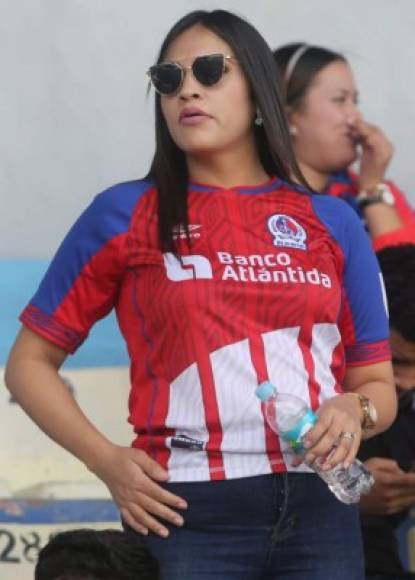 Una guapa aficionada del Olimpia en el sector de silla del estadio capitalino.