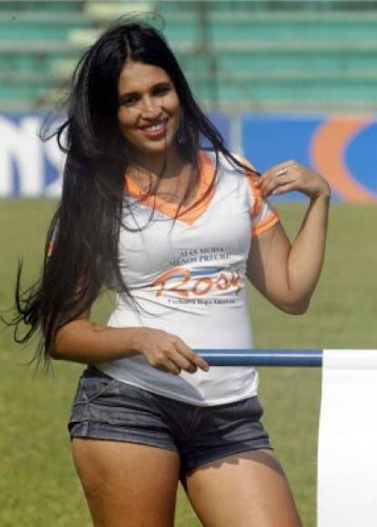 Esta chica puso su belleza en el estadio Yankel Rosenthal.