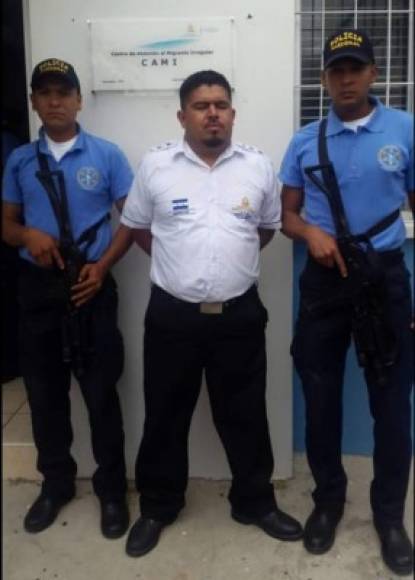 Detenidos en Honduras empleados de migración, en imagen uno de ellos.