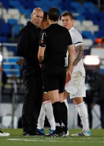 Zidane no entendía la explicación que le dio Martínez Munuera y estaba muy enfadado, pero reclamó con respeto.