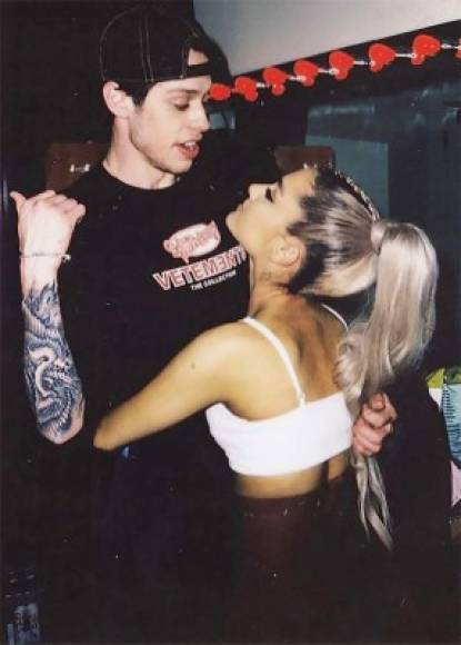 Ariana rehizo rápidamente su vida con el comediante estadounidense, Pete Davidson, tras romper una relación de muy alto perfil y de poco más de dos años con Miller.