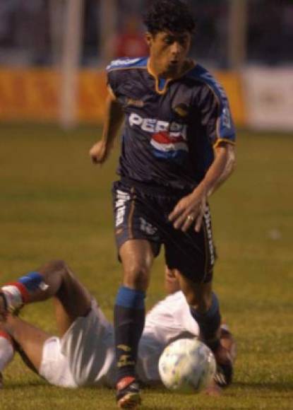 Noel Valladares fue jugador del Motagua y decidió irse de los azules para pasar al Olimpia.¿Por que se fue ? Hace unos años confesó que un directivo le ompió un contrato y se lo botó al basurero,inmediatamente buscó a los albos.