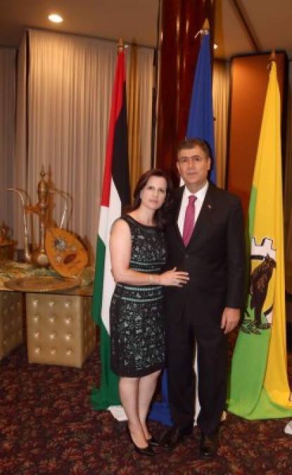 Rania y Elías Kharoufeh, pareja consular Palestina.
