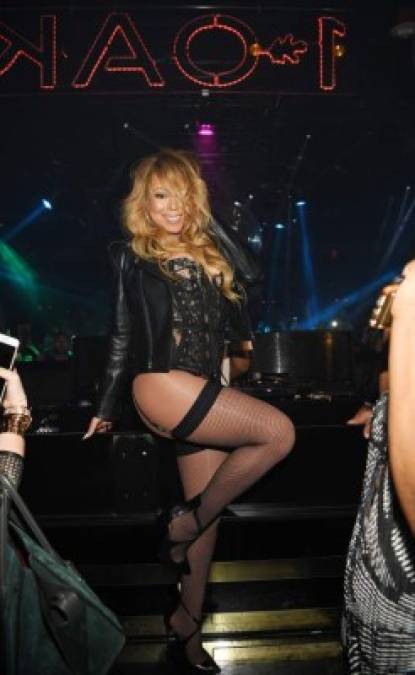 Para la ocasión, Mariah se vio en la obligación de vestirse con body de encaje negro, chaqueta de cuero del mismo color, medias color carne brillantes sobre las que se puso otras tipo rejilla sujetas con un liguero, y unos zapatos de tacón de aguja de Louboutin.