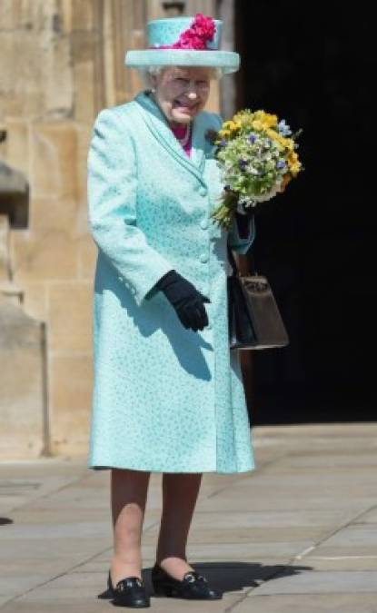 Este 21 de abril la monarca cumplió 93 años, que al coincidir con el Domingo de Resurrección, Isabel II asistió al servicio religioso que duró una hora en la capilla de San Jorge, dentro del Castillo de Windsor.<br/><br/>La Reina acudió a la capilla ataviada con un abrigo en tonos verde menta, a juego con un sobrero decorado con un lazo de color rosa.
