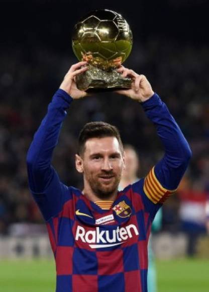 Messi ofreció al Camp Nou su sexto Balón de Oro que conquistó esta semana.
