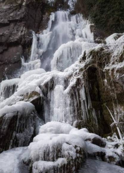 Las cataratas de Nideck en Francia se congelaron debido a las bajas temperaturas en la región por la Bestia del Este.