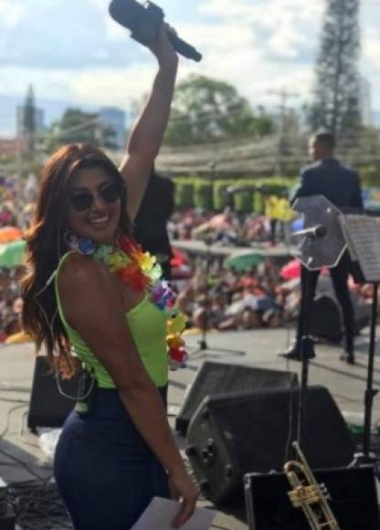 La dinámica presentadora Milagros Flores puso a bailar a todos los capitalinos en el escenario de HCH.