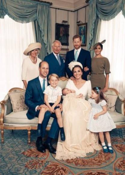 El príncipe de Gales y la duquesa de Cornualles y los duques de Sussex, rodearon al feliz matrimonio con sus tres hijos, quienes ocupan el tercer, cuarto y quinto puesto en la línea de sucesión al trono británico.