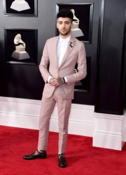Zayn Malik lució algo apretado en un traje en tonos rosas.<br/>El cantante no llevó una rosa blanca en físico, pero sí la estampó en la solapa de su traje.<br/><br/>