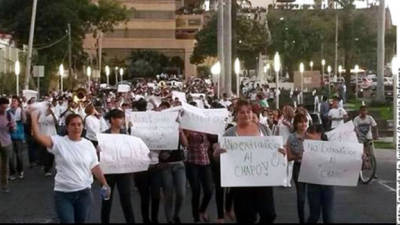 Vestidos de blanco, los manifestantes, en su mayoría jóvenes, recorrieron las calles de Culiacán, México.