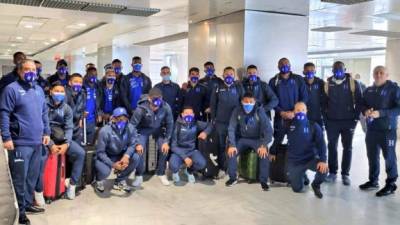 La plantilla de la selección de Honduras se tomó esta fotografía tras su llegada a Grecia. Foto Fenafuth.