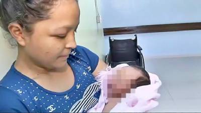 La bebé Ángeles Nazaret Flores Flores ya se encuentra en los brazos de su madre Yeni Roxana Flores Gutiérrez.
