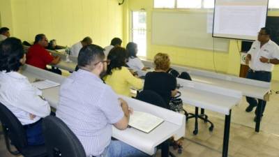 Los microempresarios durante la charla.