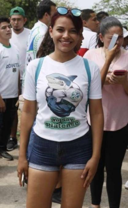 Esta bella aficionada del Platense no se ha perdido el partido en Tocoa.