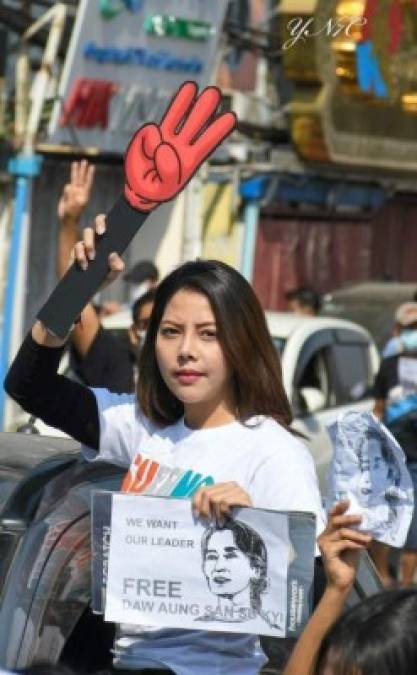 Htar Htet Htet, de 31 años, se refugia en la selva, en un territorio controlado por una de las múltiples guerrillas étnicas del país, y aprende el manejo de las armas.