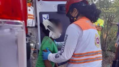 Las autoridades de Protección Civil de Chiapas brindaron asistencia a los migrantes accidentados.