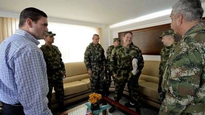 El general colombiano fue liberado ayer por la guerrilla, tras permanecer secuestrado durante dos semanas, en un caso que ha levantado suspicacia.