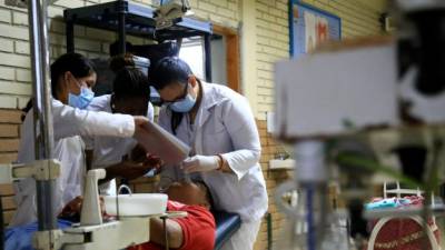 Estudiantes hacen la extracción dental de un paciente. Foto: Jordan Perdomo.
