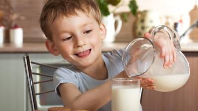La leche contiene calcio, fósforo, magnesio, zinc, yodo, selenio y vitaminas A y D.