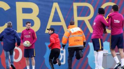 Momento en que el hinchaba se encontraba en el césped del lugar de entrenamiento del Barcelona.