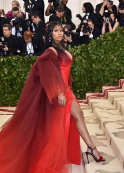 Nicki Minaj optó por un espectacular diseño de Oscar de la Renta, sin embargo, no logró conquistar a los críticos de moda.