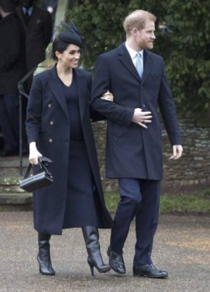 Con tonos oscuros y un abrigo grande la duquesa de Sussex, que está en su segundo trimestre de embarazo, pudo disimular su abultado vientre.