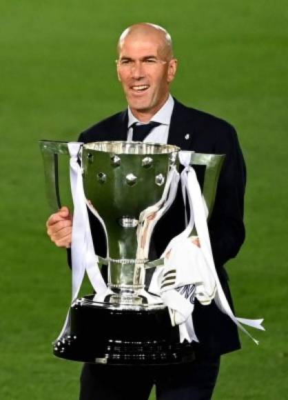Zinedine Zidane, técnico del Real Madrid, se mostró algo inseguro sobre su futuro en el club aunque remarcó que tiene contrato y ganas de seguir: 'Nadie sabe lo que va a pasar. Tengo un contrato, me gusta estar aquí, pero no se sabe nunca lo que va a pasar en el fútbol. Aquí se cambia de un día a otro, no sé lo que va a pasar en el futuro'.