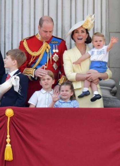 La personas reunidas a los pies del balcón de la residencia oficial de la reina Isabel II, disfrutaron de la oportunidad de ver a los tres herederos de los Duques de Cambridge.