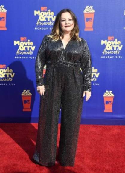 Melissa McCarthy lució divina en un jumpsuit plateado.