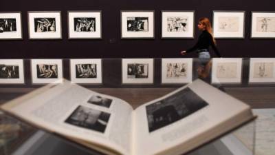 En la imagen, una empleada del museo pasa delante de varias obras de Pablo Ruiz Picasso expuestas en el ámbito de la exposición inaugurada en la Tate Modern de Londres (Reino Unido) hoy, 6 de marzo de 2018. EFE