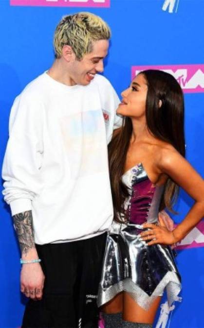 Ariana y Pete se mostraron muy enamorados al desfilar por la alfombra roja de los premios MTV en agosto pasado.
