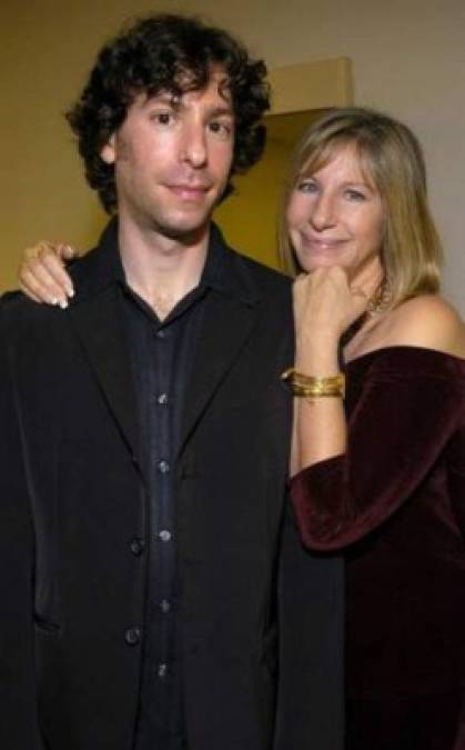 Jason Gould, hijo de Barbra Streisand, le reveló a la cantante que era gay cuando tenía tan solo 8 años. En los 90s, ella lo hizo público y habló acerca de cómo buscó informarse y conocer del tema, incluso llegando a producir la obra teatral de temática gay A Normal Heart.