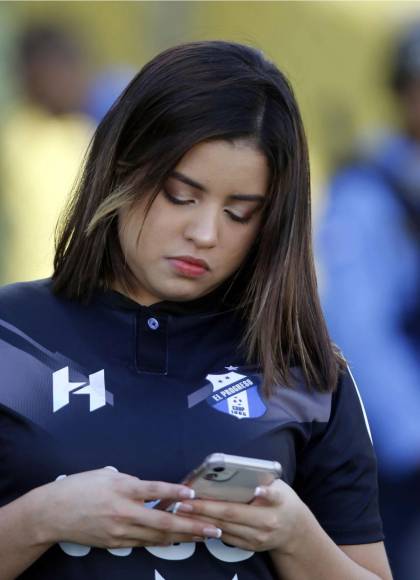 Esta chica progreseña se distrajo con el celular antes del inicio del partido en el Micheletti.