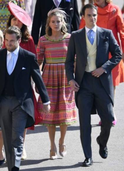 Cressida, quien salió con el novio de 2012 a 2014 en la Universidad, se aseguró de que todos la miraran y llegaran con un vestido de colores brillantes para la ceremonia.