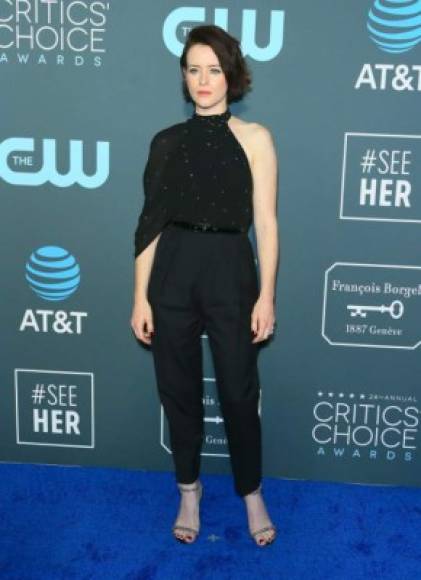 Claire Foy, ganadora del #SEEHER award de los Critics' este año, se lleva un 10 por poder lucir elegante en un traje pantalón bastante casual.