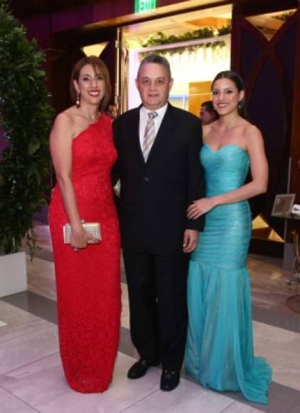 Mayté, Ricardo e Isabel Bendaña.