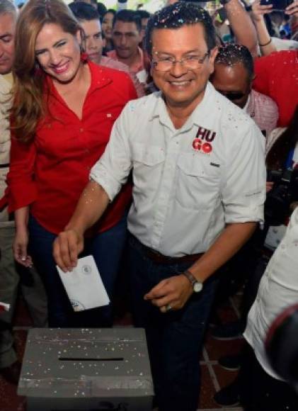 El candidato del gobernante Frente Farabundo Martí para la Liberación Nacional (FMLN), Hugo Martínez, ejerció el sufragio en un centro escolar.