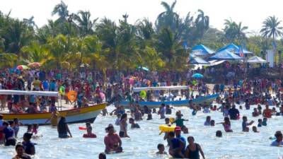La diversión en Tela y la Ceiba fue absoluta. Muchos disfrutaron del agua cálida y otros bailaron o viajaron en lachas. Fotos: Yoseph Amaya