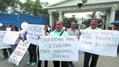 Docentes del instituto Central Vicente Cáceres realizaron un plantón para exigir seguridad.