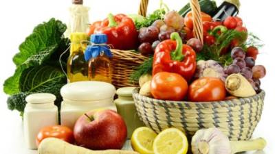 La alimentación debe ser equilibrada y preferir los productos naturales y evitar los procesados.