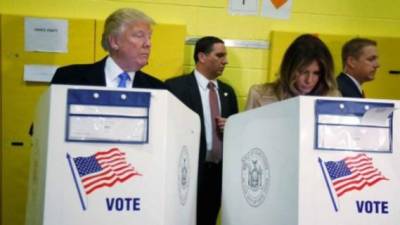 Donald Trump espiando la papeleta de su esposa es una de las imágenes para recordar de estas elecciones.